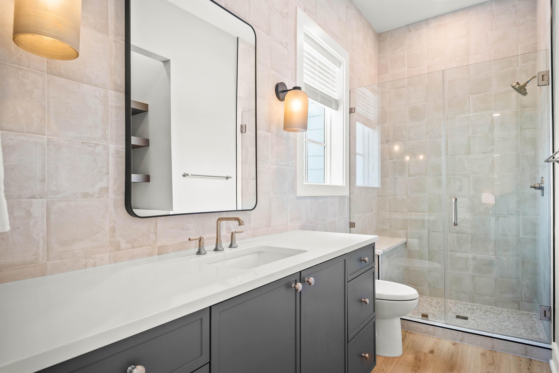 King Bathroom, 3rd Floor