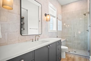 King Bathroom, 3rd Floor