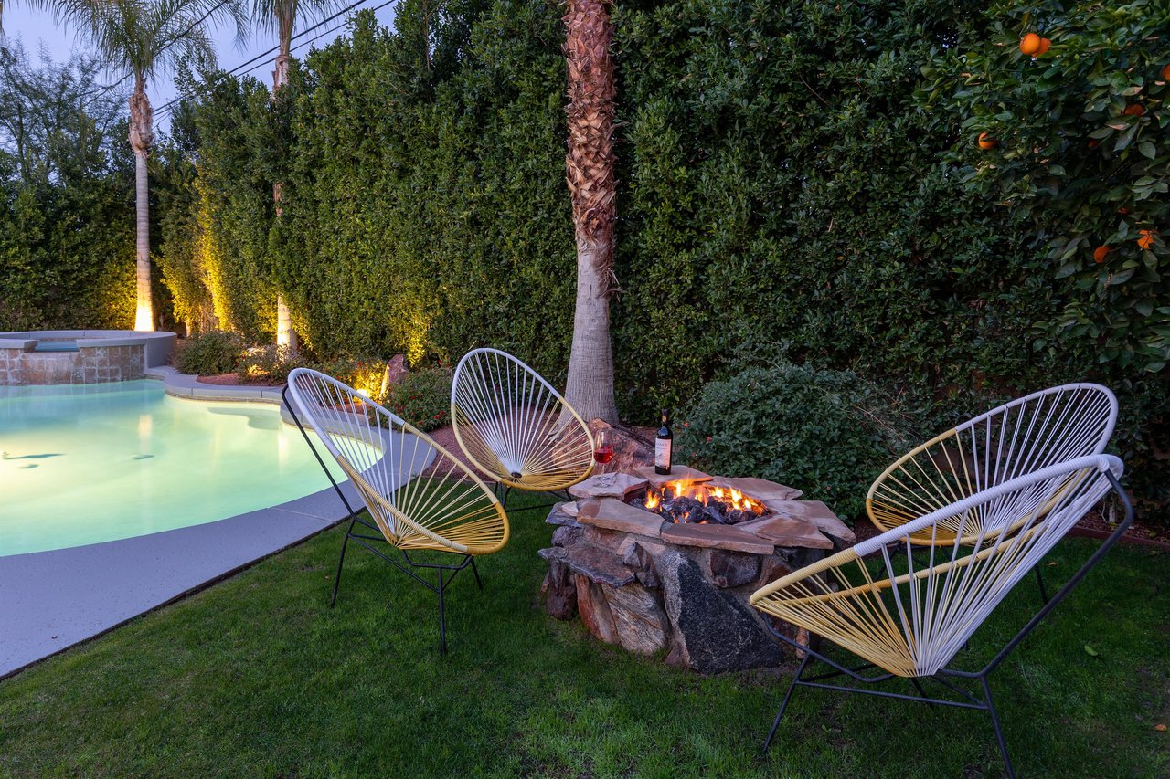 Gorgeous fire pit lounge