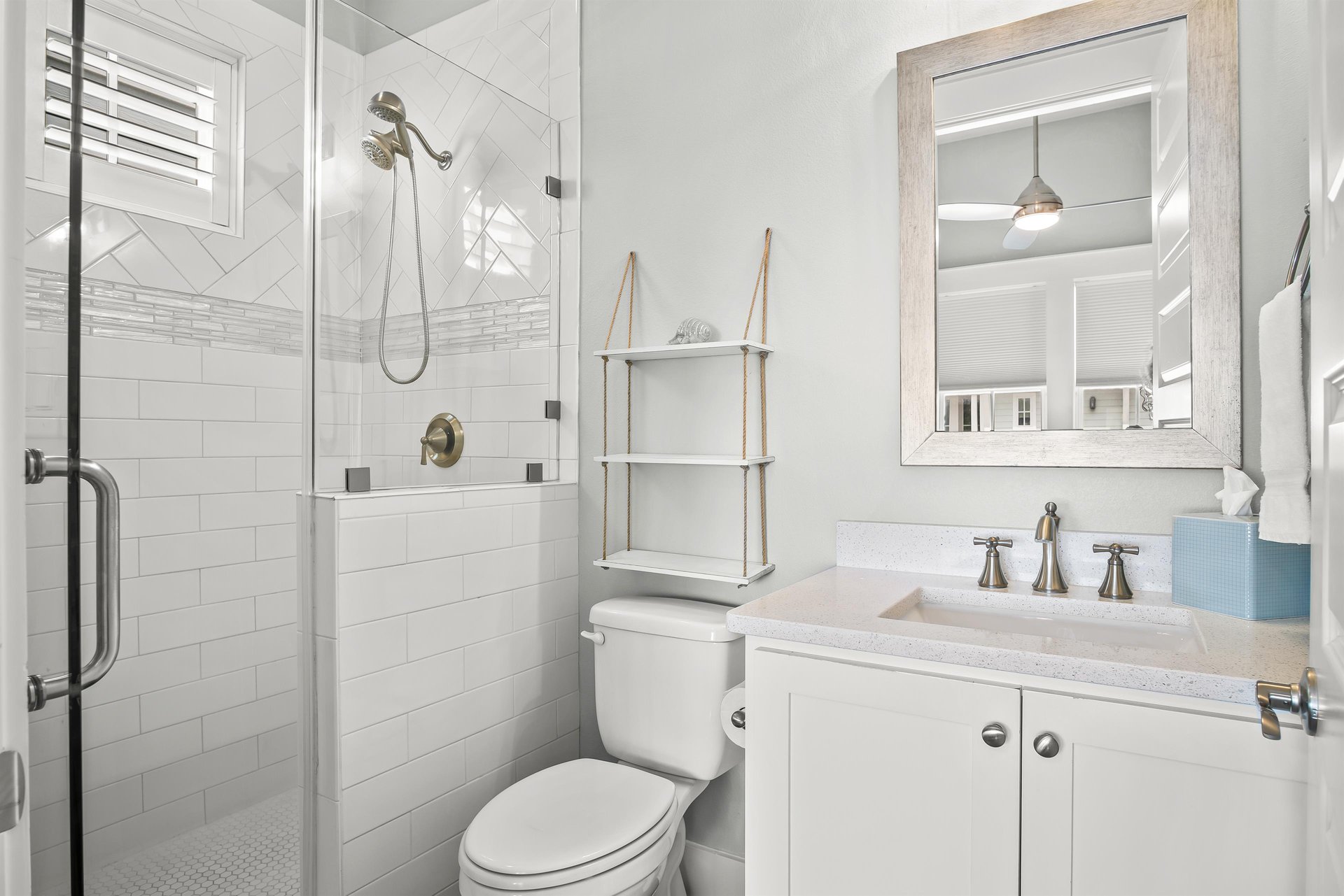 Queen Bathroom, 1st Floor