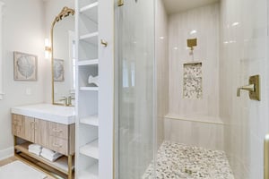 Second King Bathroom, 2nd Floor