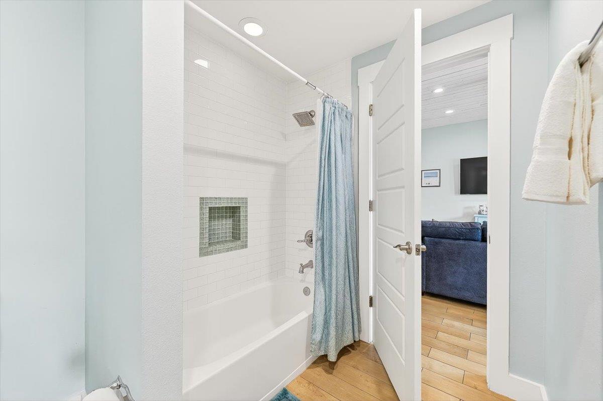 Shared Bathroom, 1st Floor