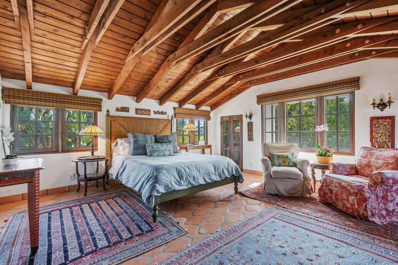 Queen size bed.