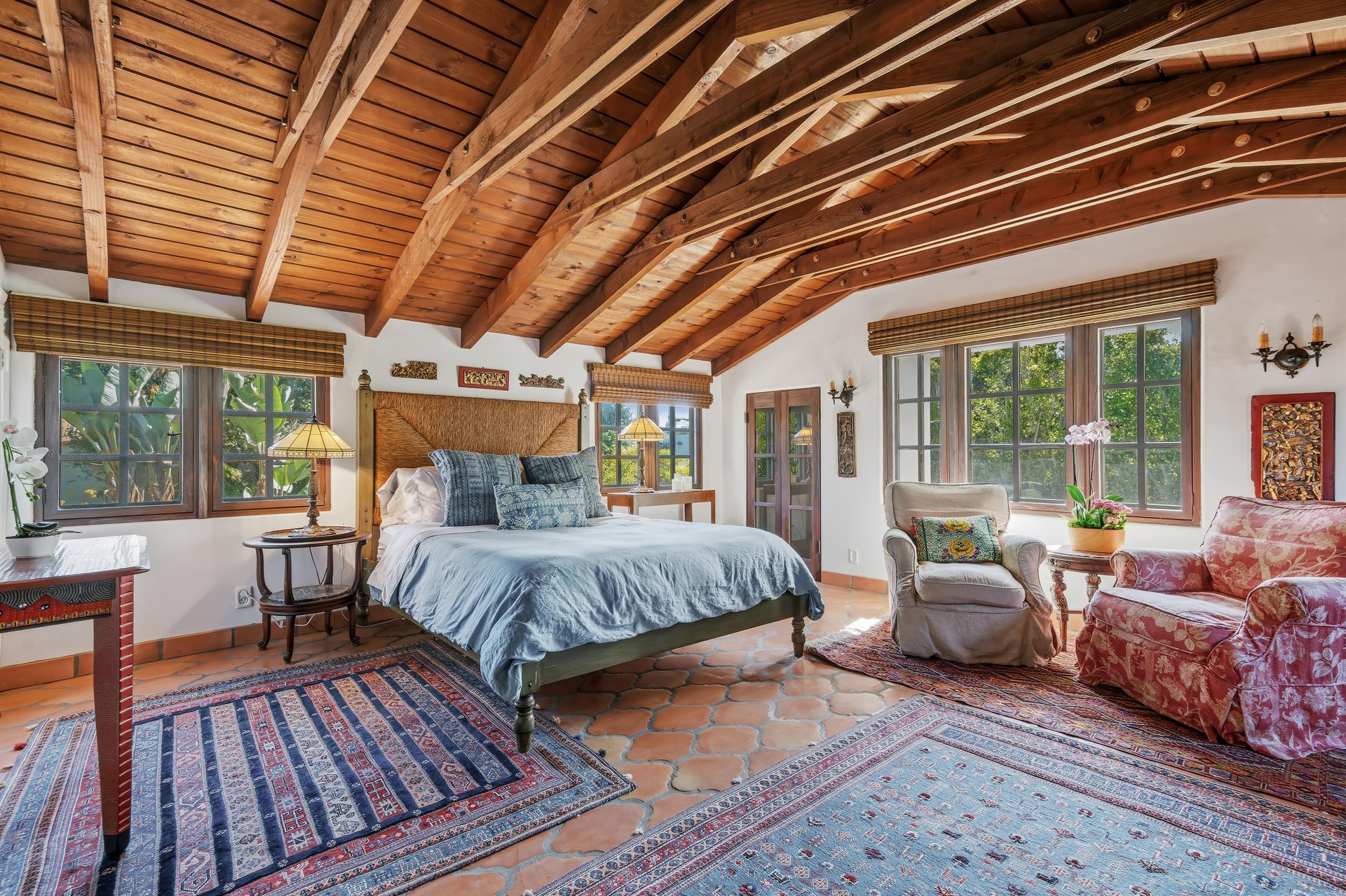 Queen size bed.