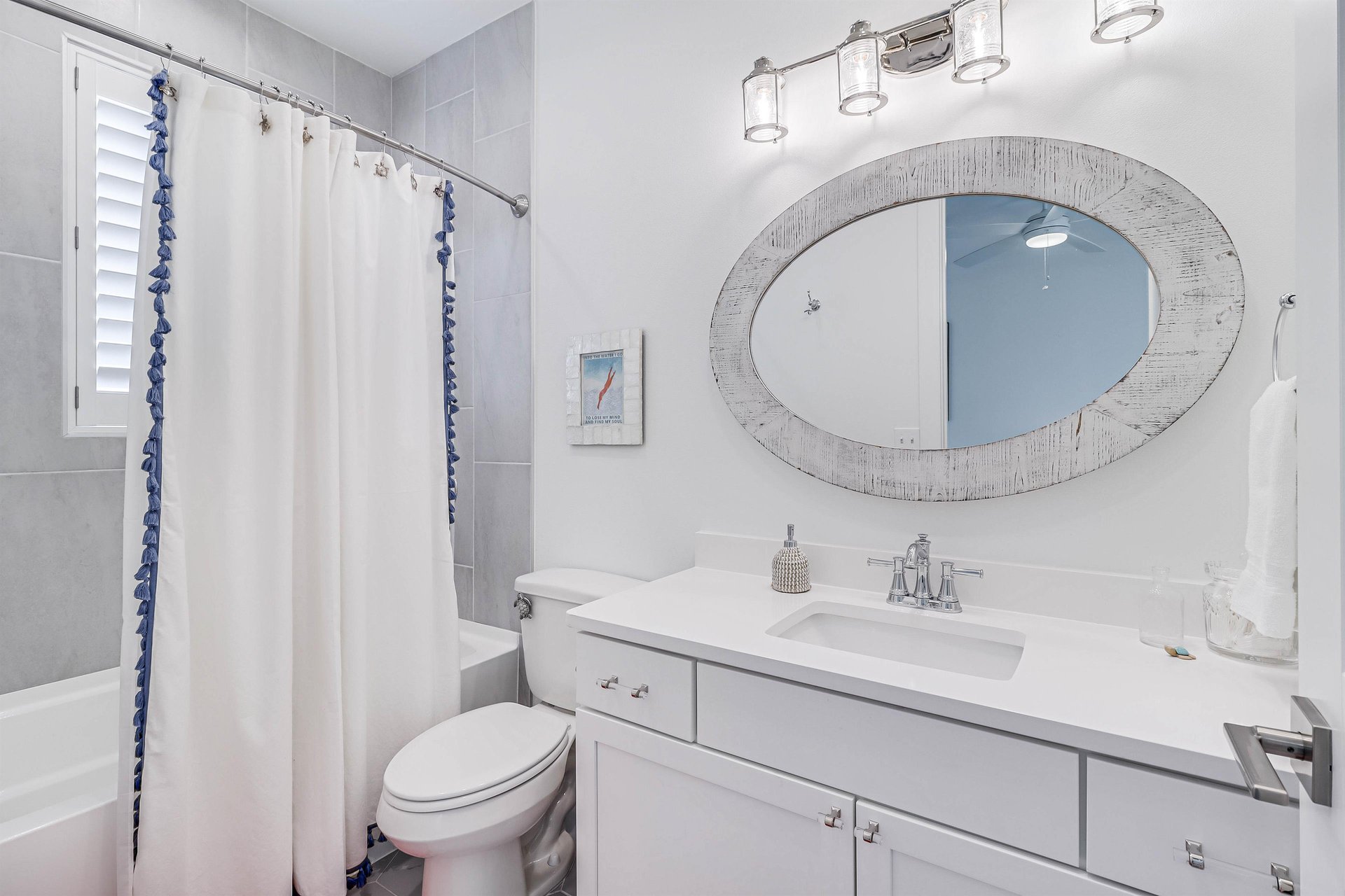 Queen Bathroom, 1st Floor