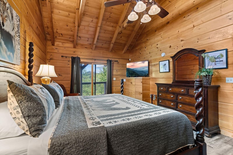 King bed facing with door to deck