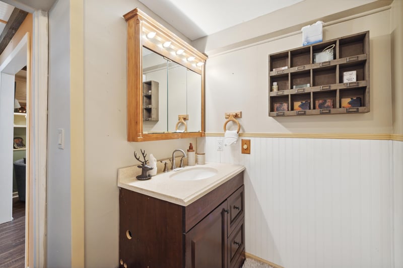 Single vanity sink