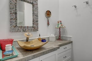 Third King Bathroom, 1st Floor