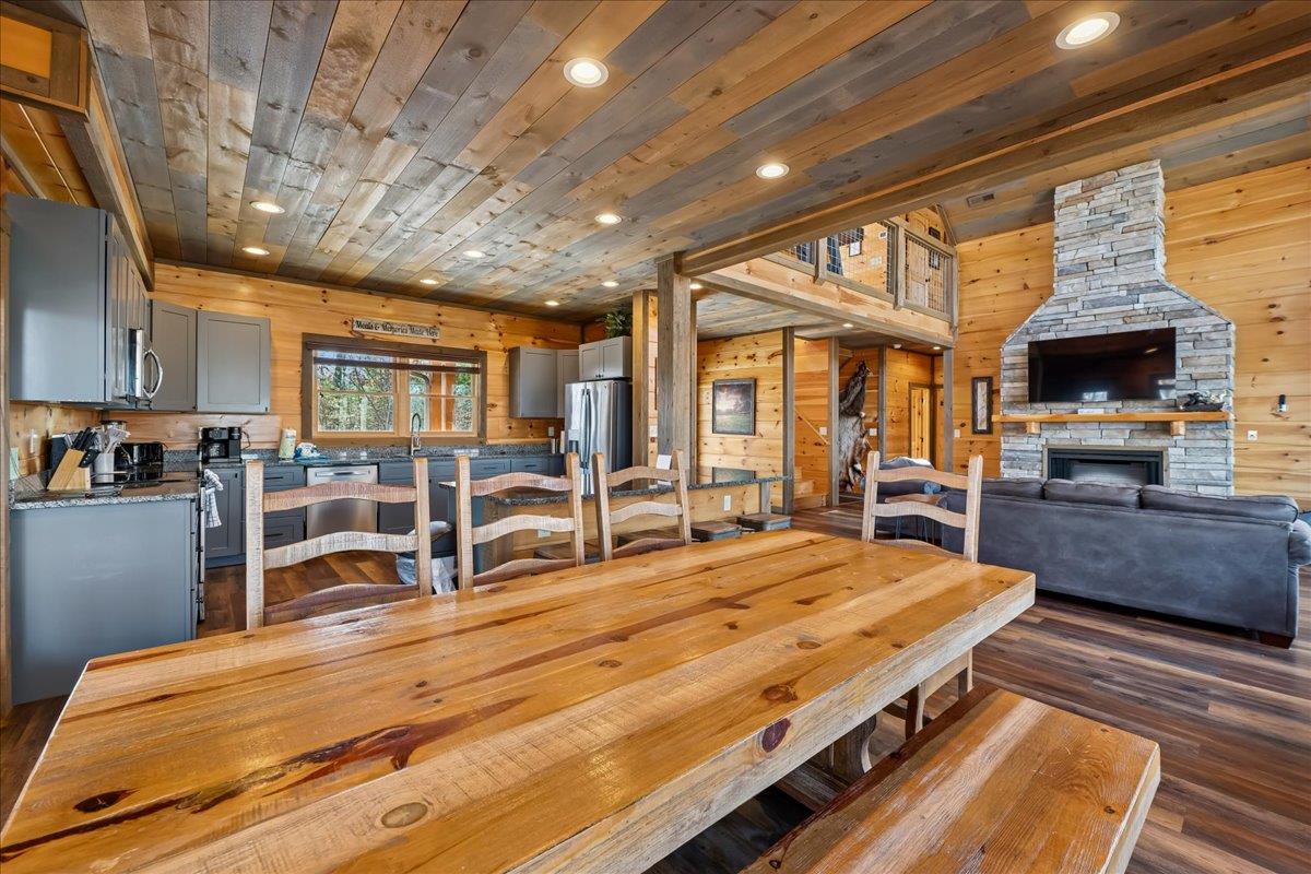 31Dining Room