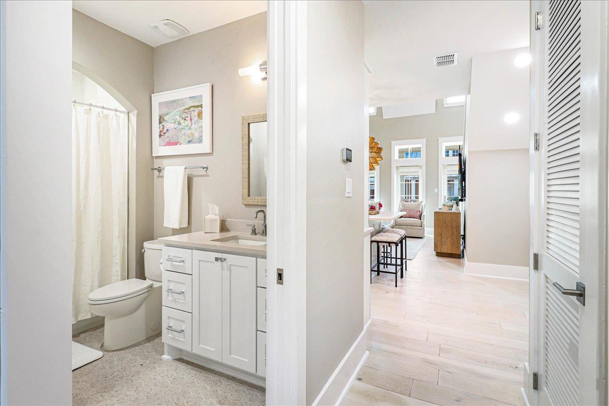 Shared Bathroom, 1st Floor