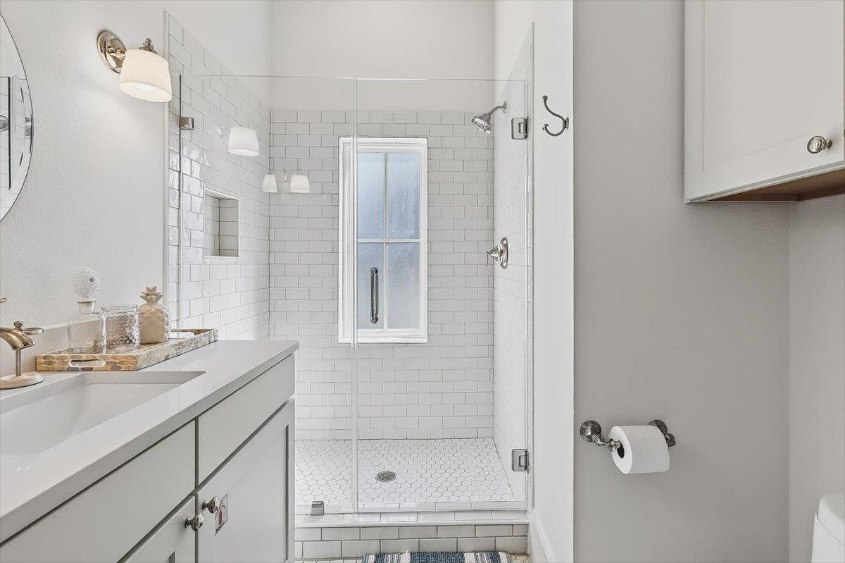 King Bathroom, 1st Floor