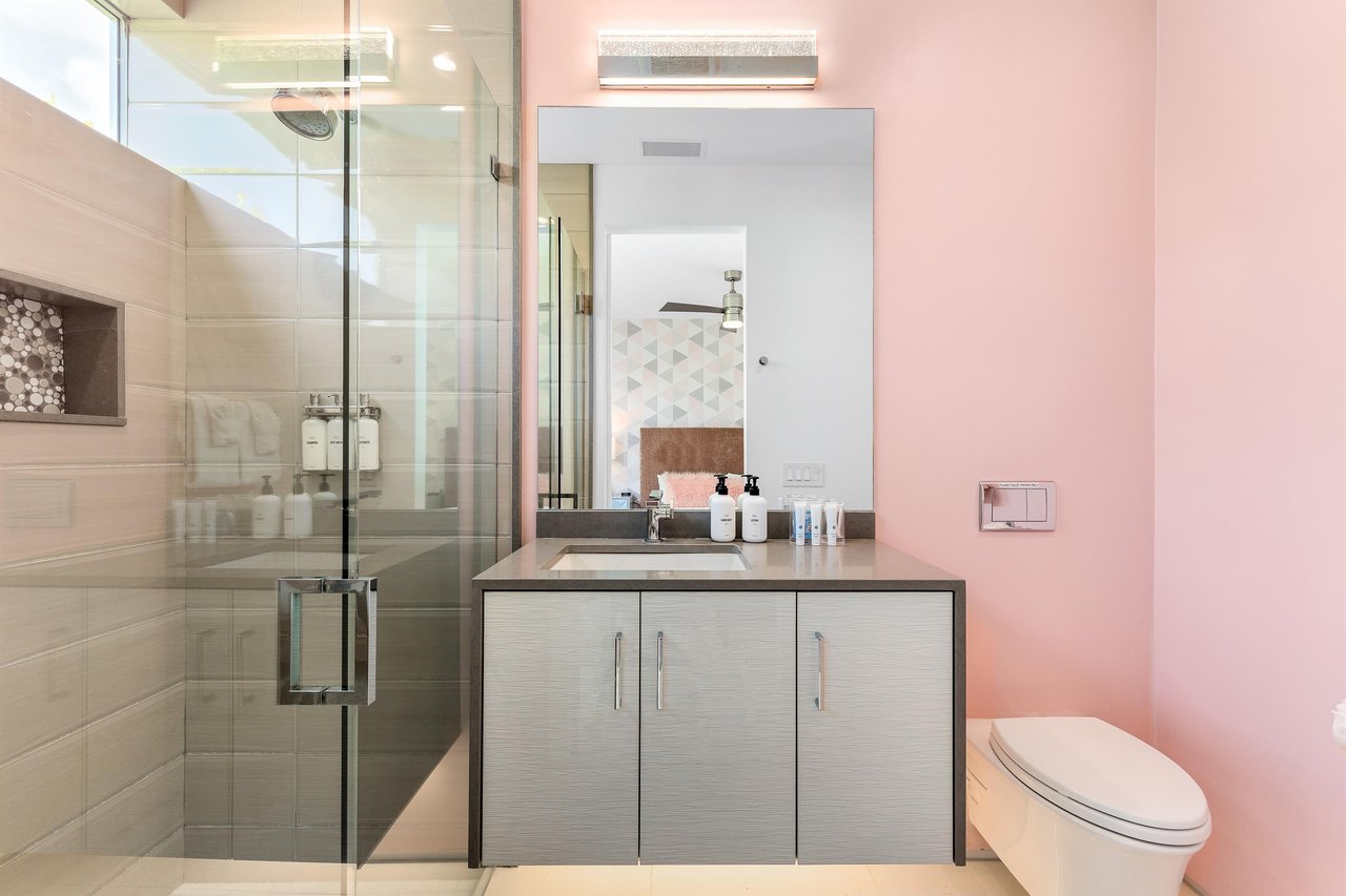 En suite guest bathroom