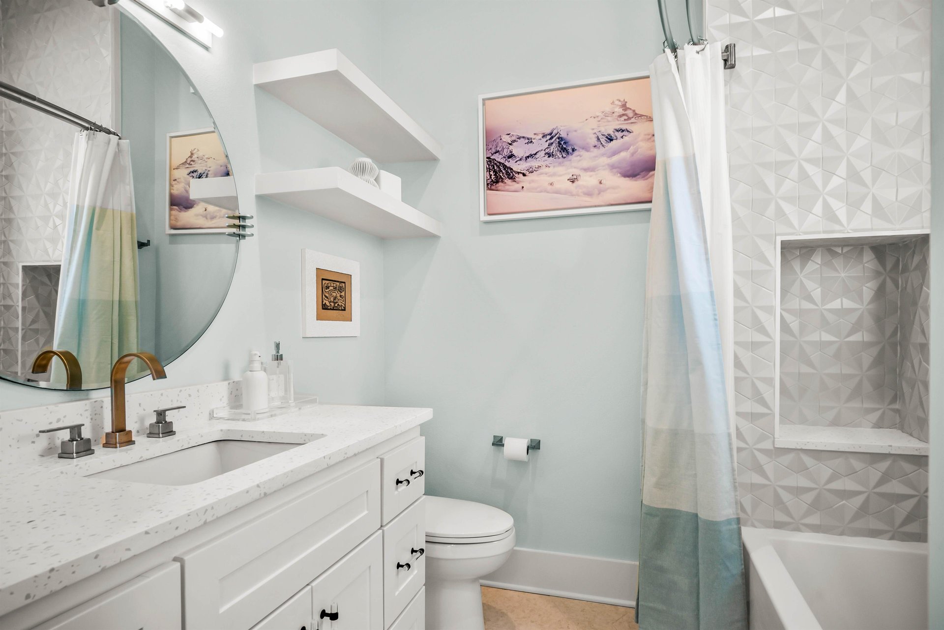 King Bathroom, 2nd Floor