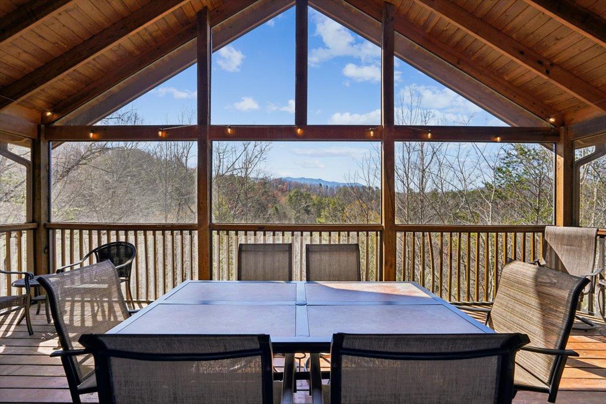 032Screened Deck