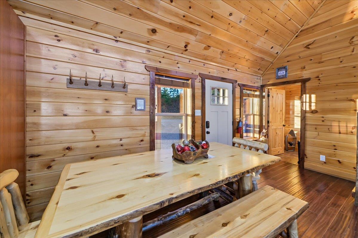 26Dining Room