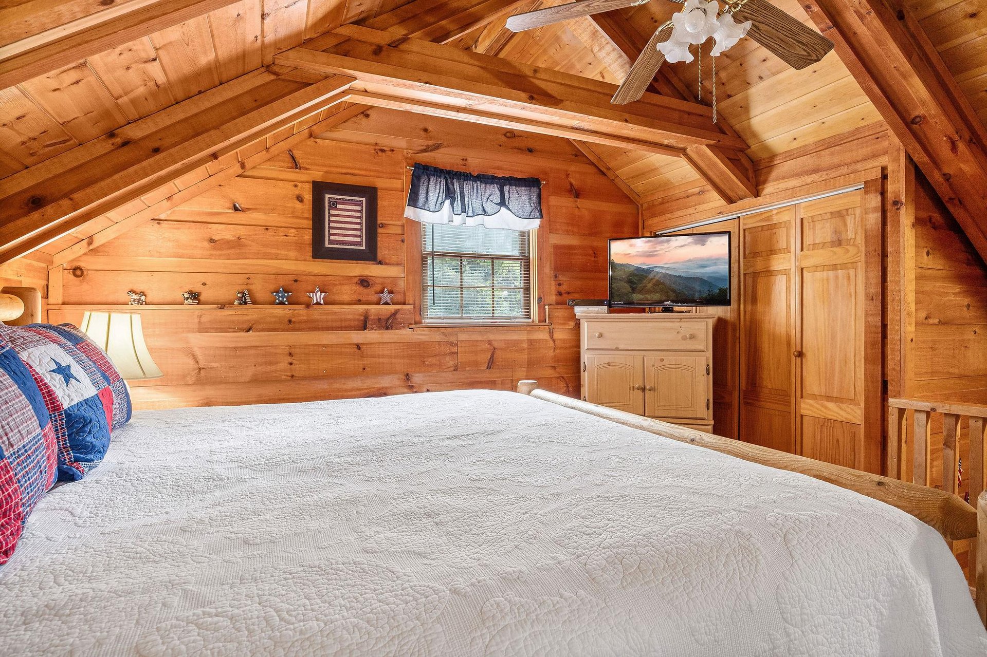 Dresser and TV in a bedroom at Beary Good Time, a 1bedroom cabin rental located in Pigeon Forge