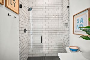 Queen Bathroom, 1st Floor