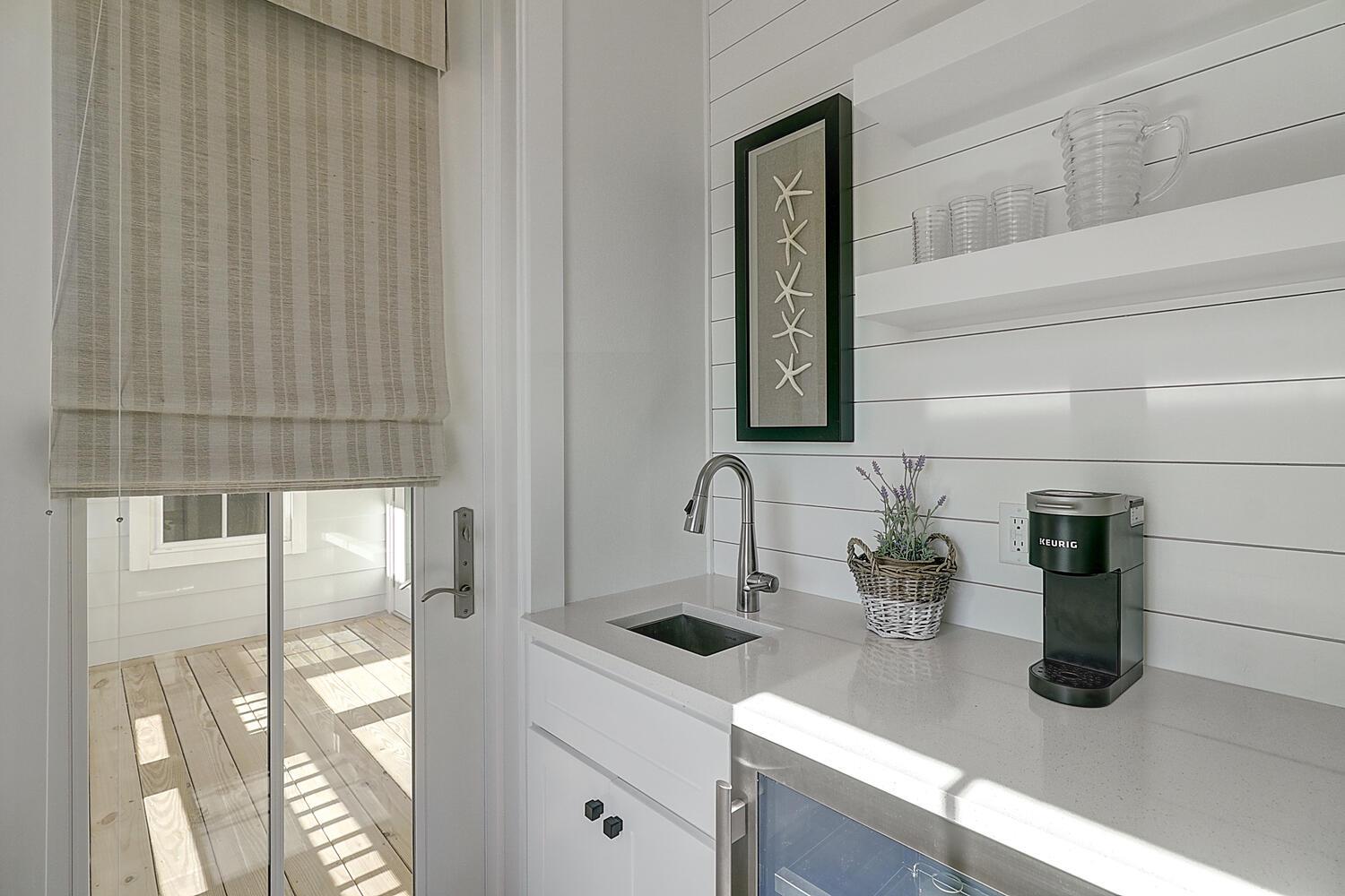 2nd Floor Wet Bar in Detached Queen Suite