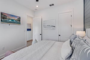 King Bedroom with Shared Bathroom, 1st Floor