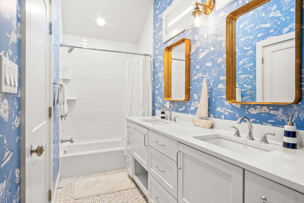 Bunk Room Bathroom, 3rd Floor