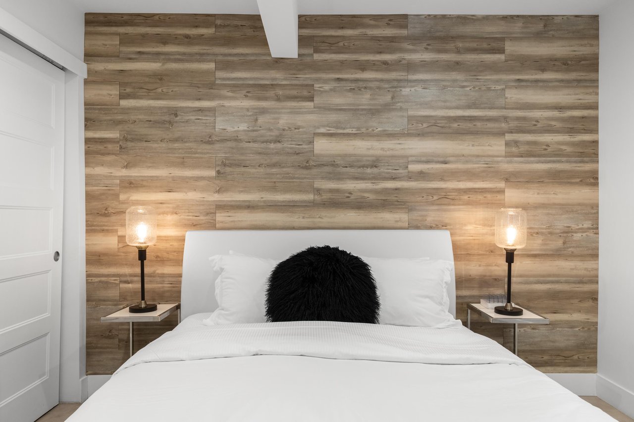 Queen size bed.