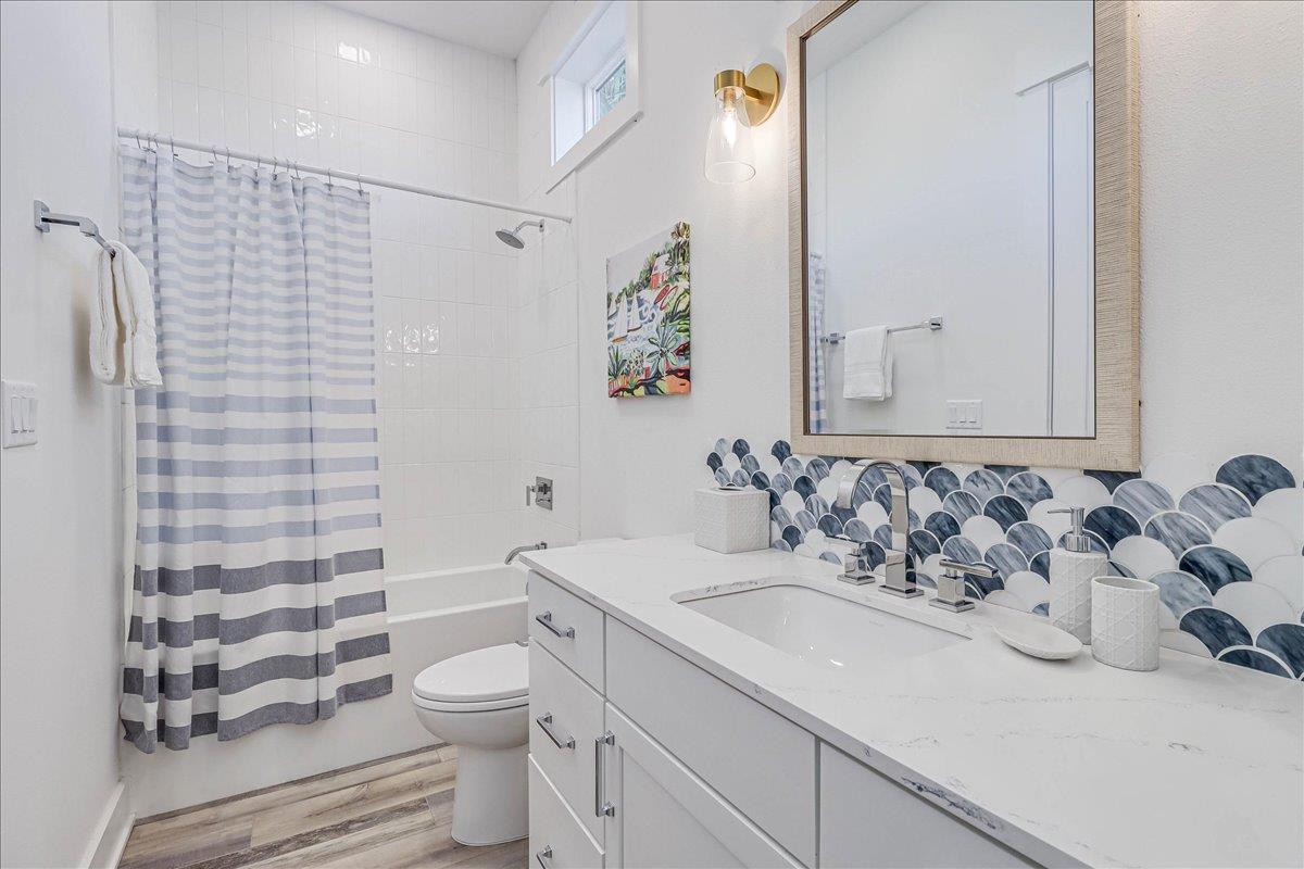 1st Floor, Second King Bathroom