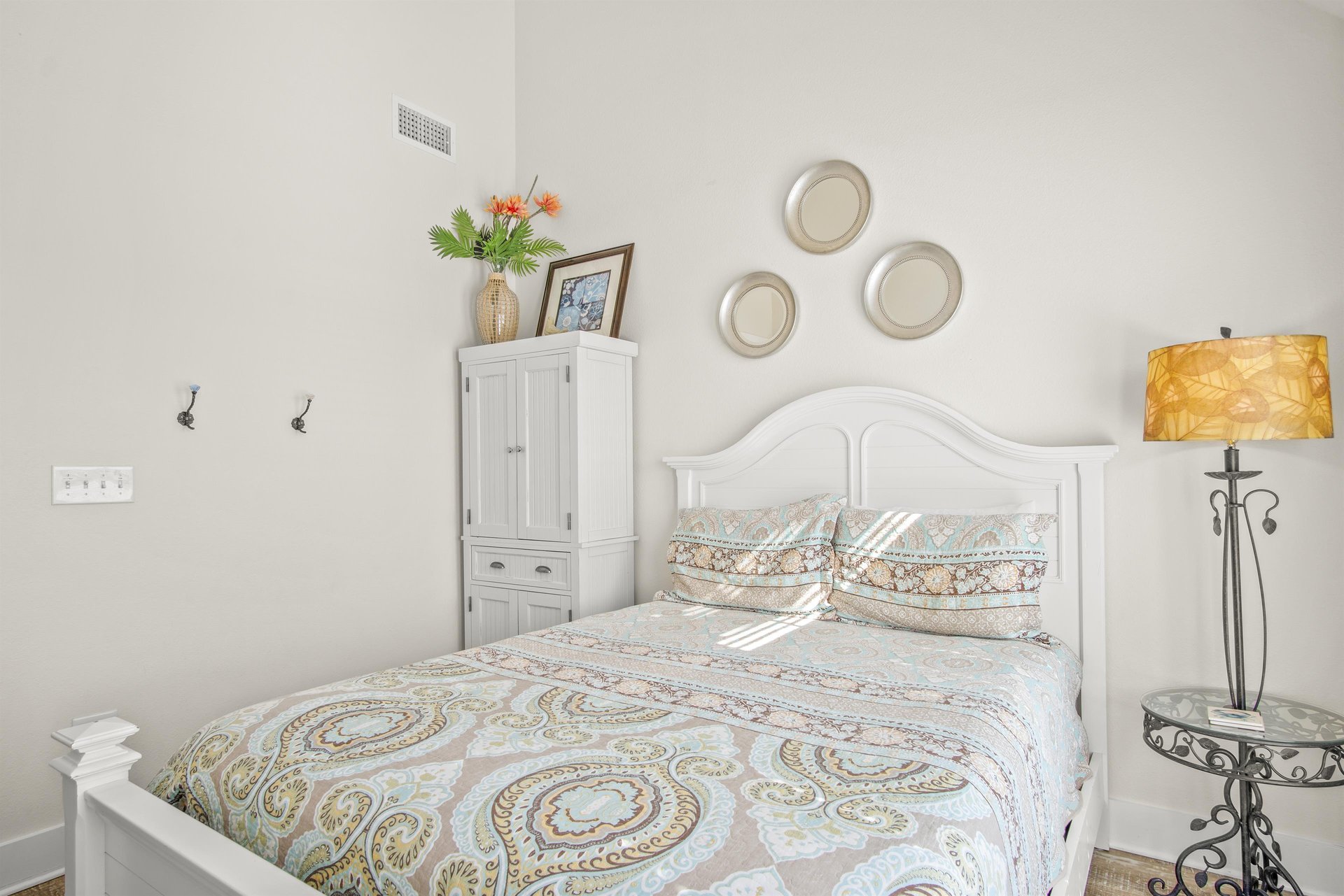 2nd Floor Queen Bedroom