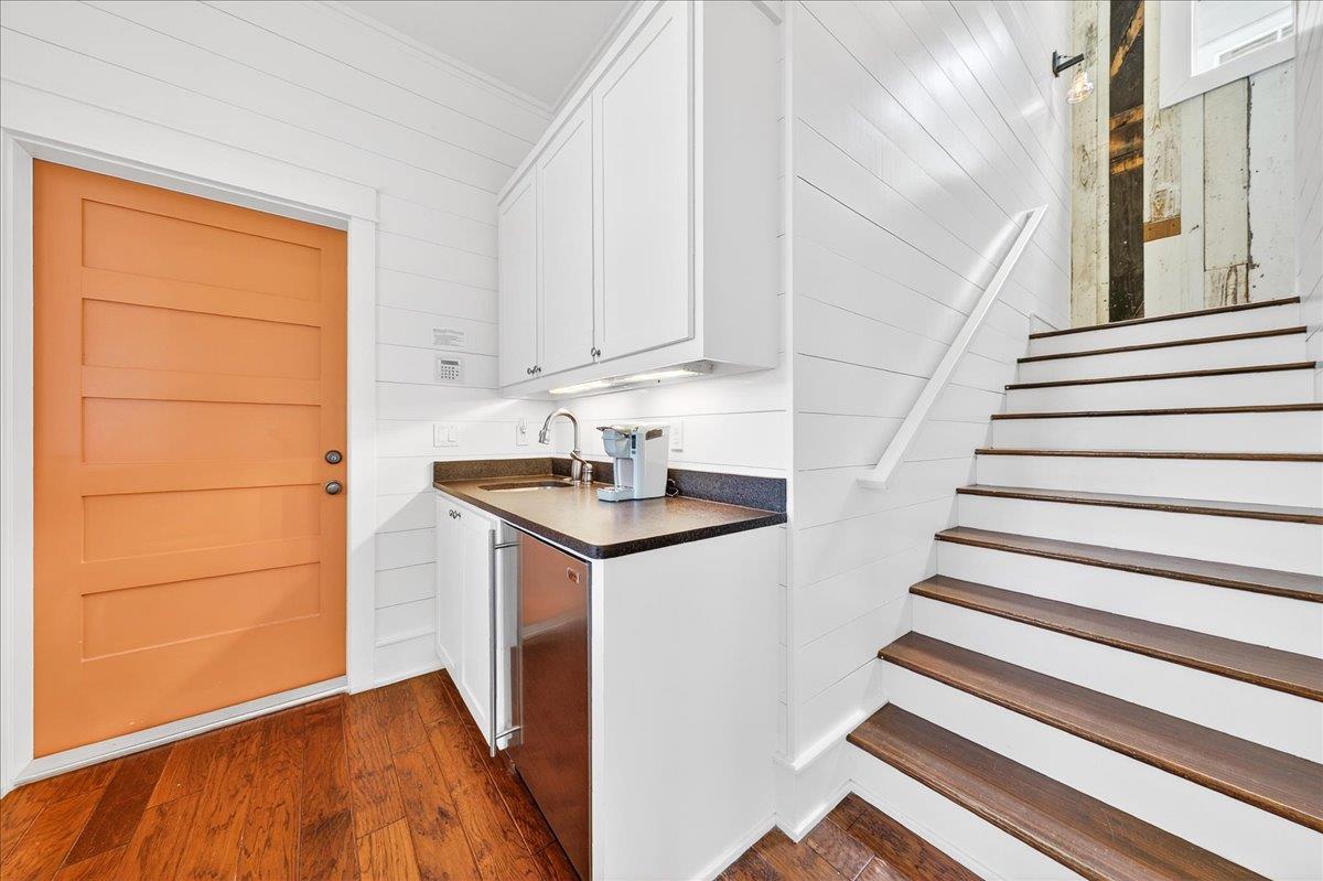 1st Floor, Wet Bar