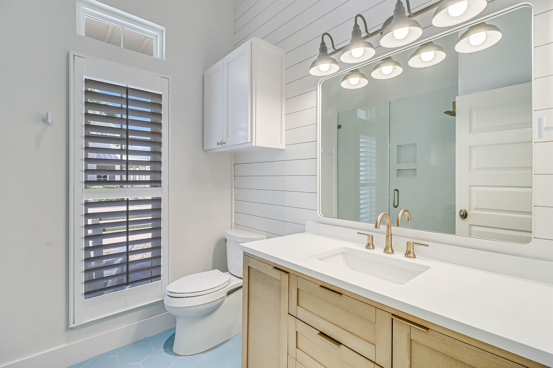 Hall Bath off Queen Bedroom