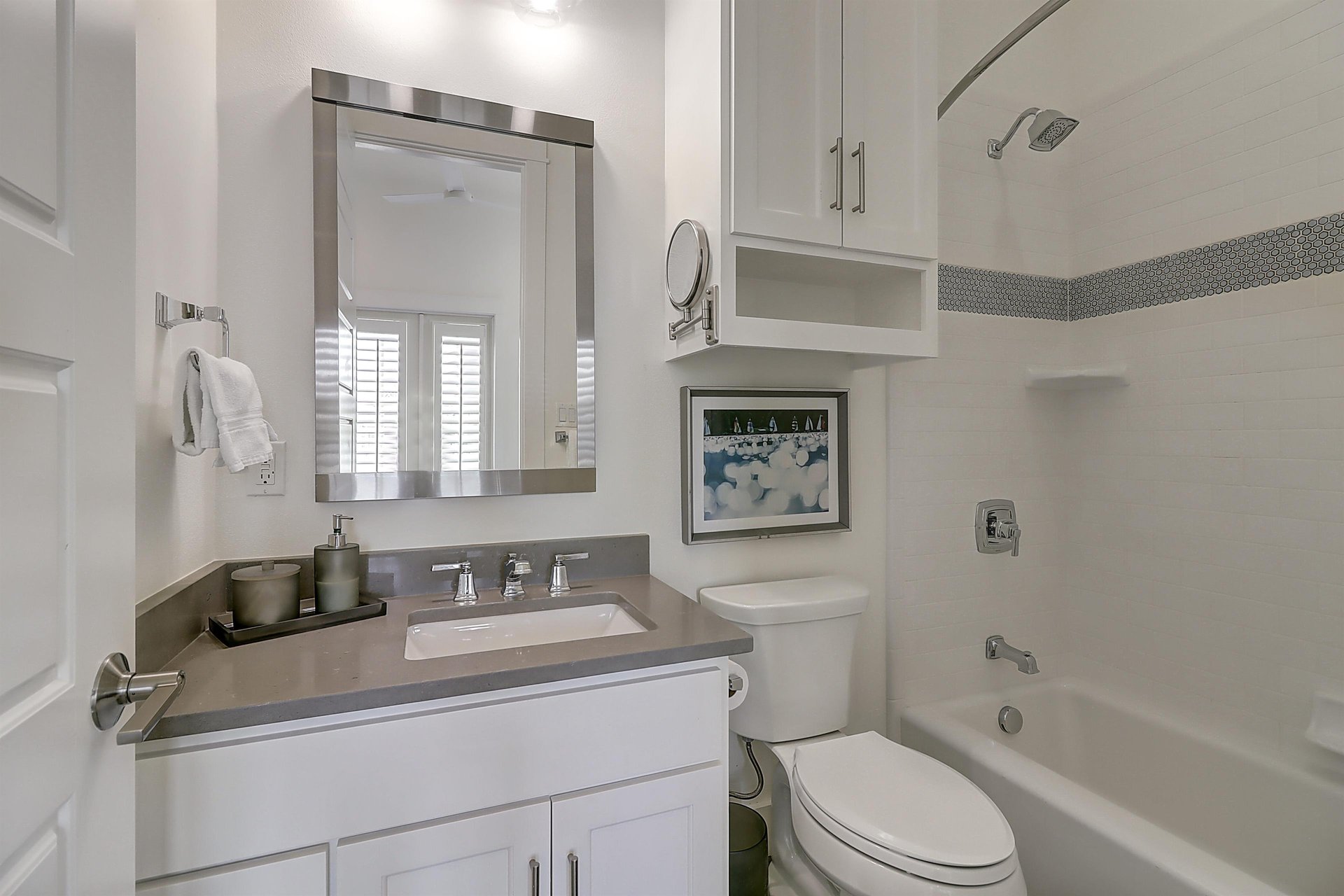 2nd King Bathroom, 2nd Floor