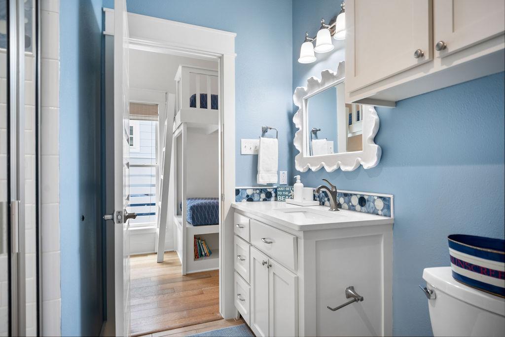 Shared Bathroom, 1st Floor