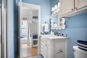 Shared Bathroom, 1st Floor