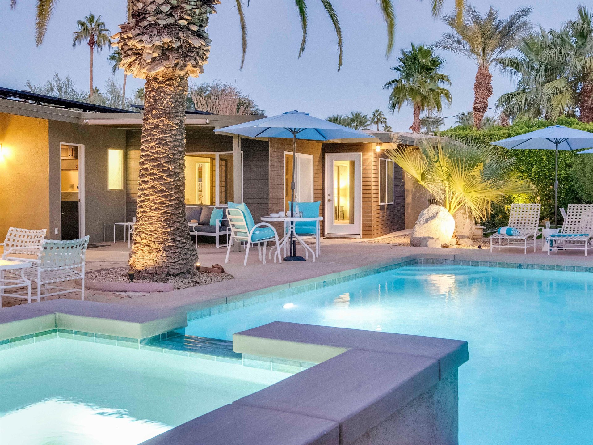 Poolside dining at its finest
