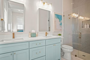 Third King Bathroom, 1st Floor