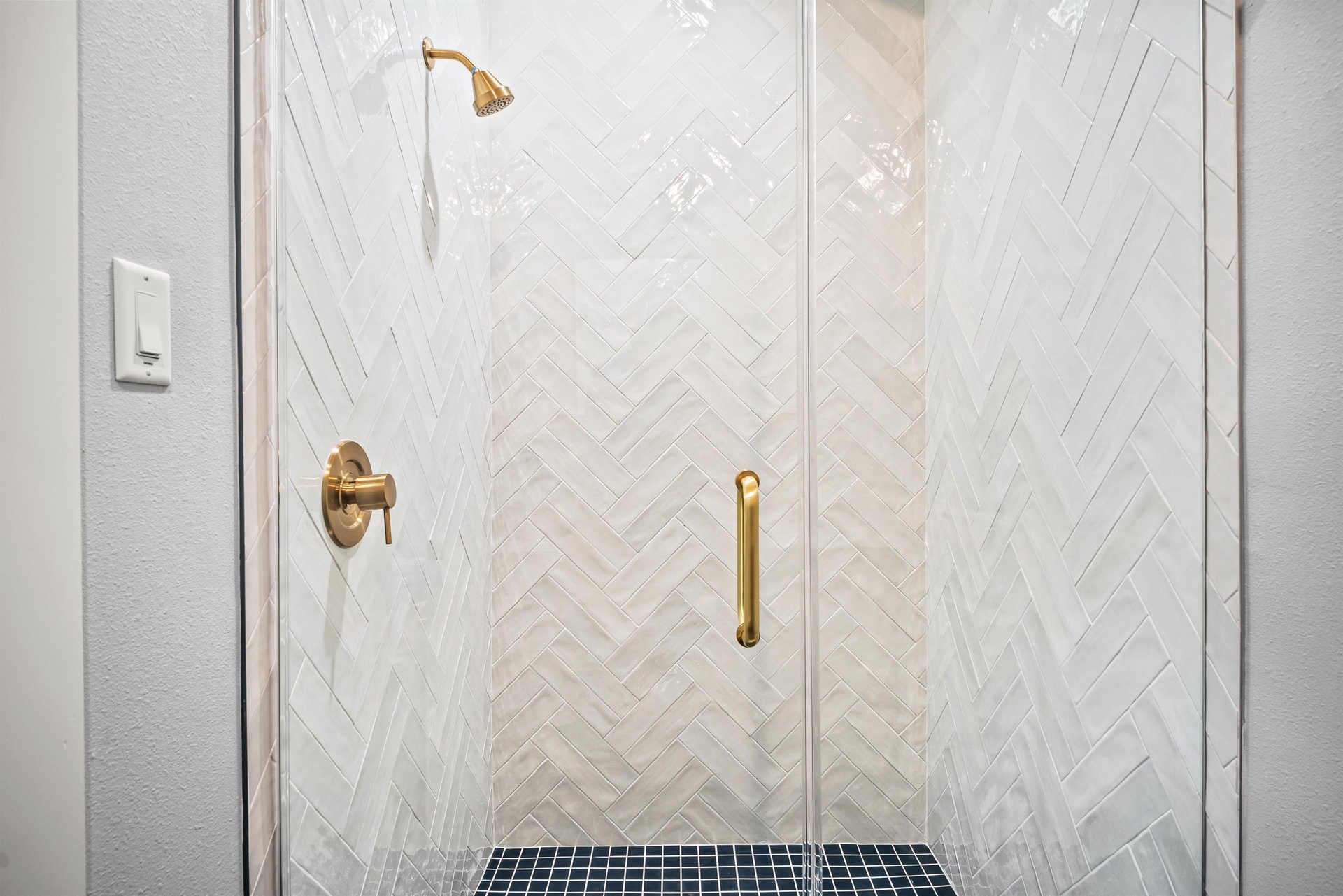 King Bathroom, 2nd Floor