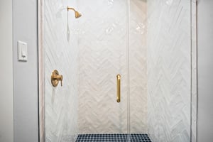 King Bathroom, 2nd Floor