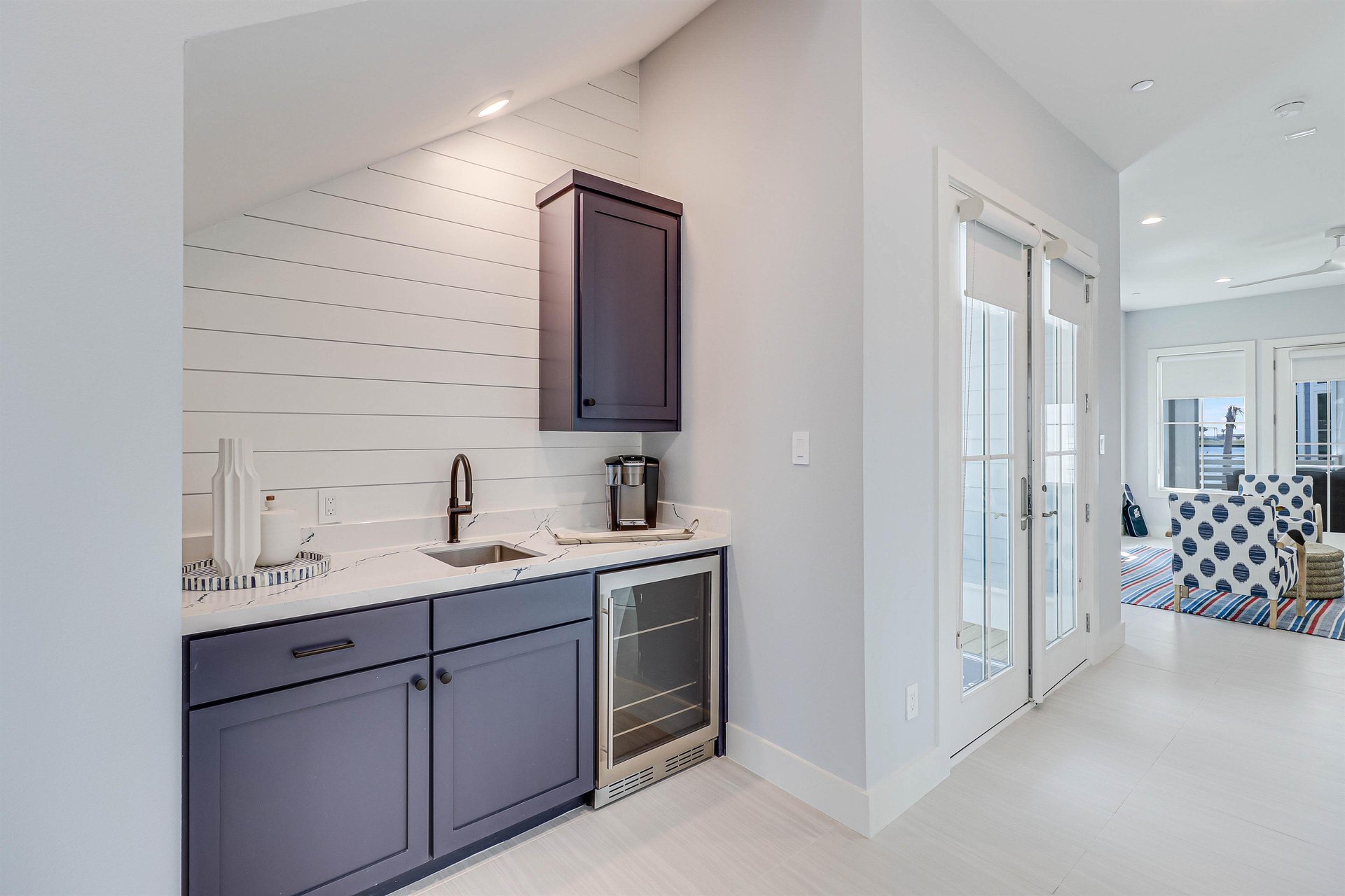 Hallway Beverage Bar, 1st Floor