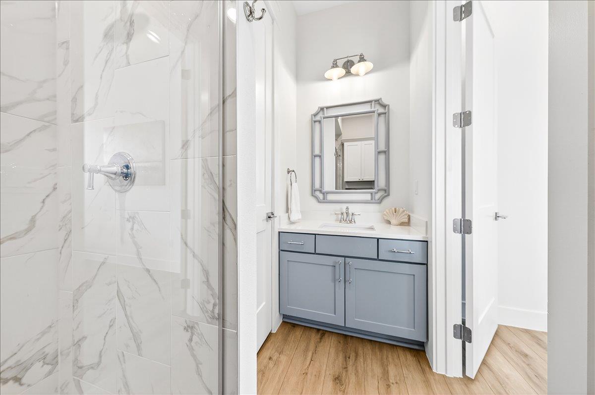 2nd Floor, Queen Bathroom