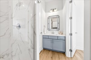 2nd Floor, Queen Bathroom