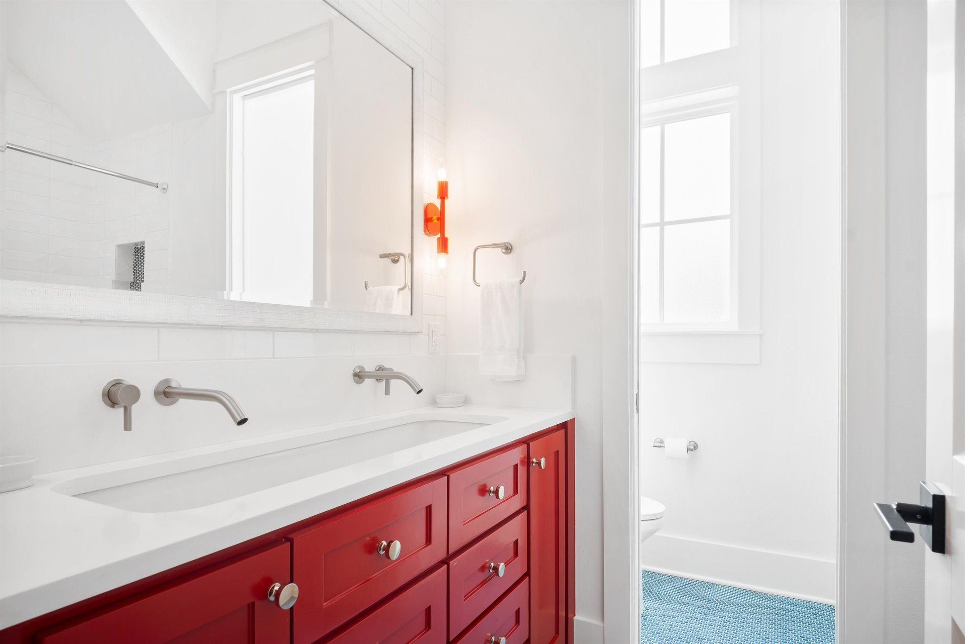 Den Bathroom, 1st Floor