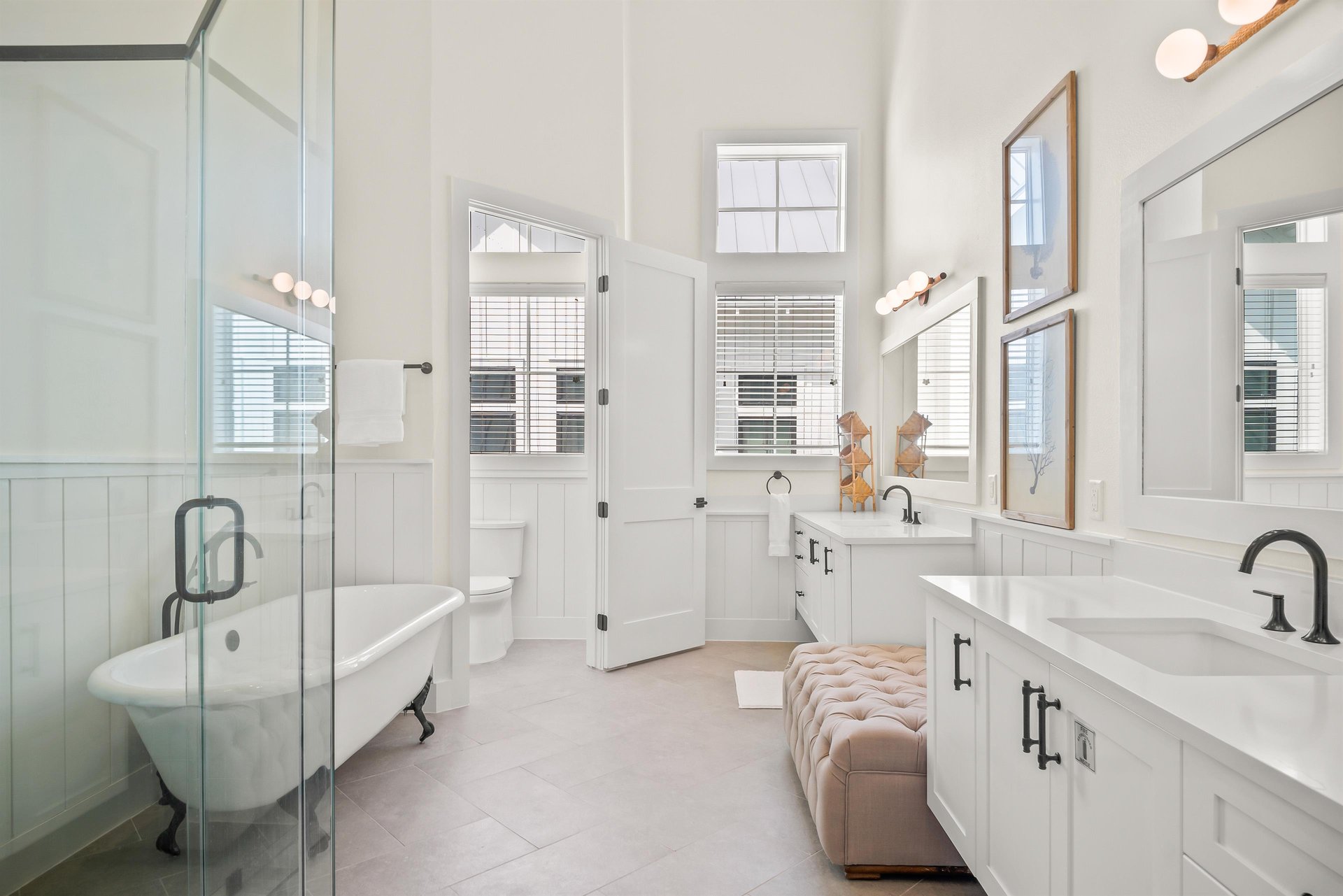 King Bathroom, 3rd Floor