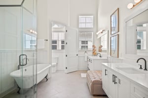 King Bathroom, 3rd Floor