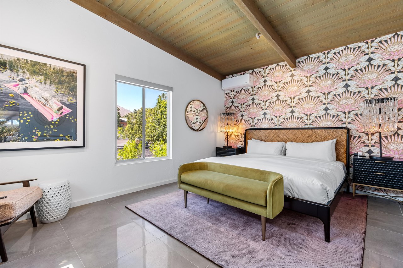 King Size Bed With Green Ottoman