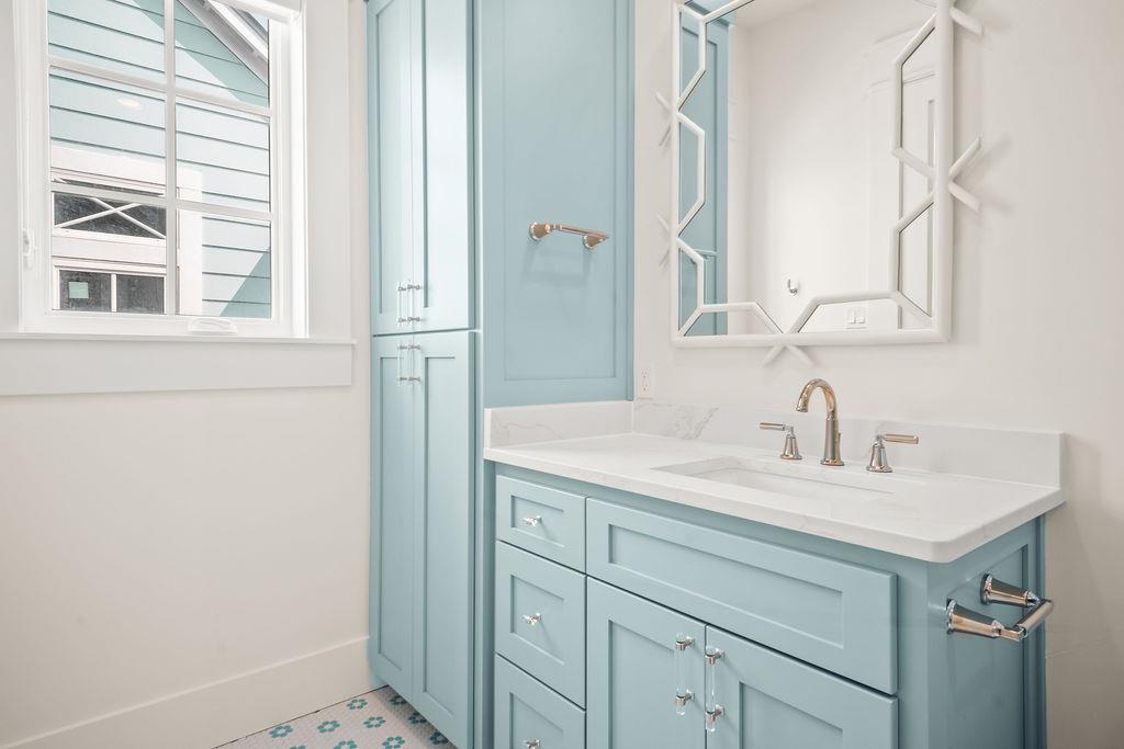 Second King Bathroom, 2nd Floor