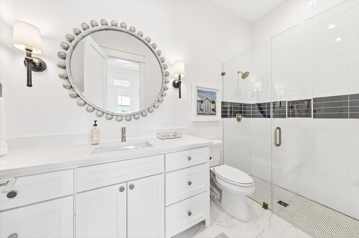 1st Floor, King Bathroom