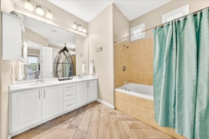 2nd Floor, King Bathroom