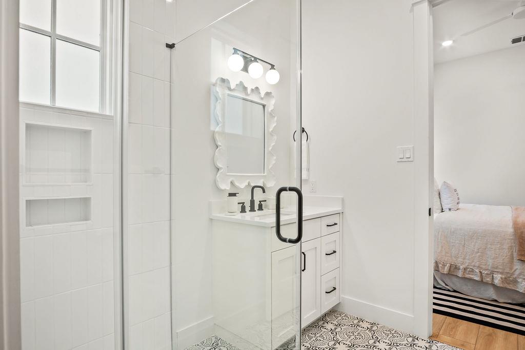 Third King Bathroom, 1st Floor