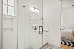 Third King Bathroom, 1st Floor