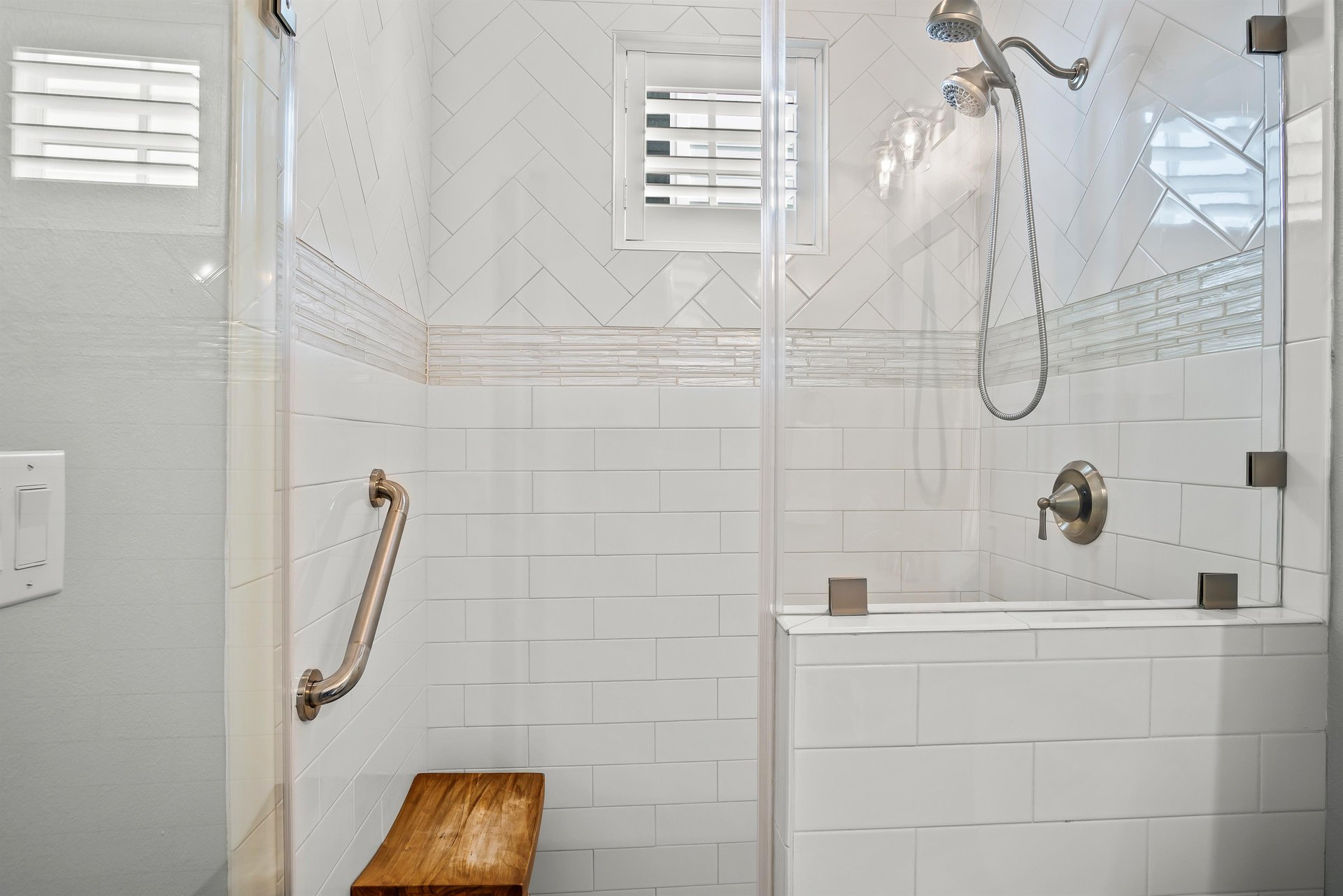 1st Floor, Queen Bathroom