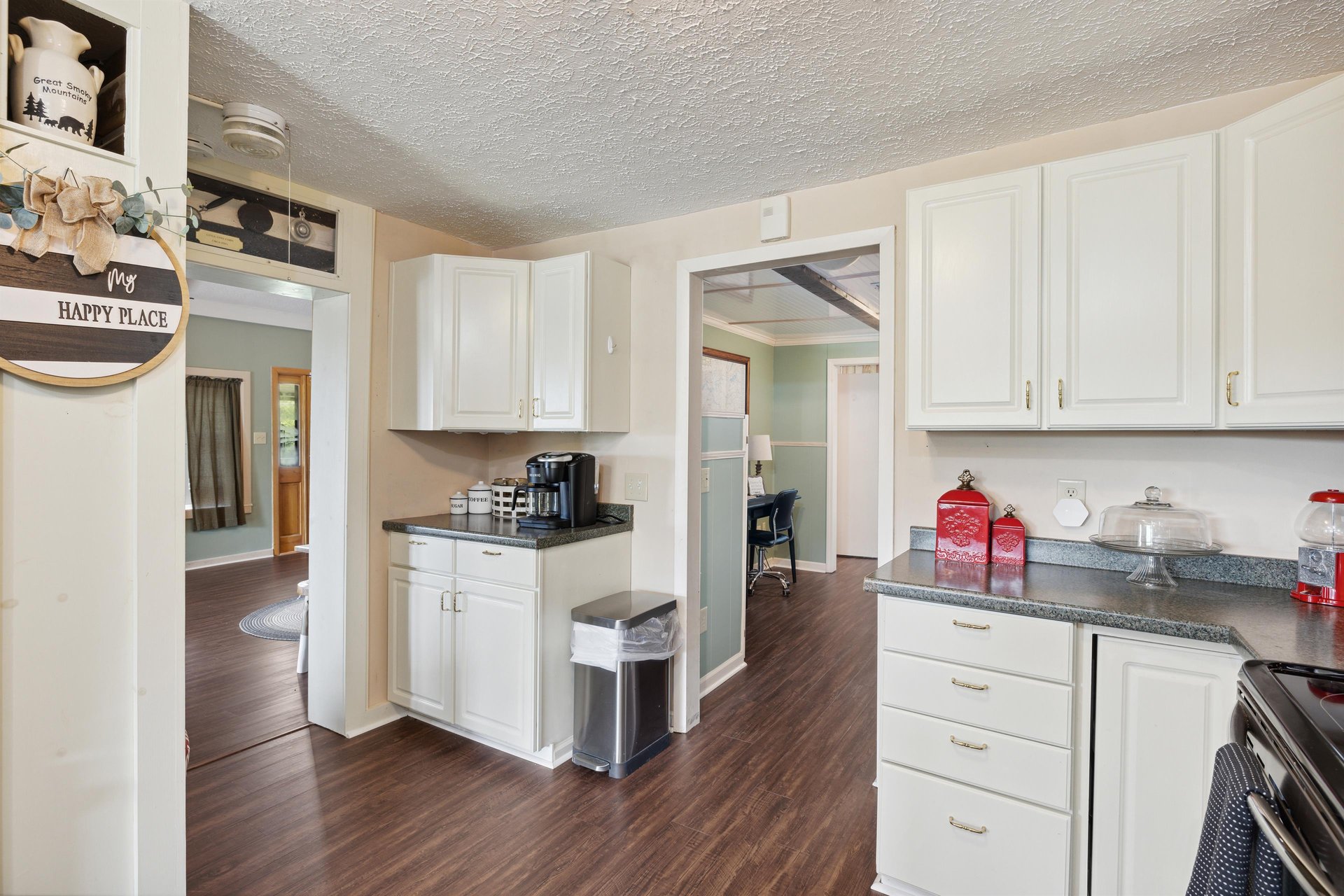 Kitchen w full size appliances